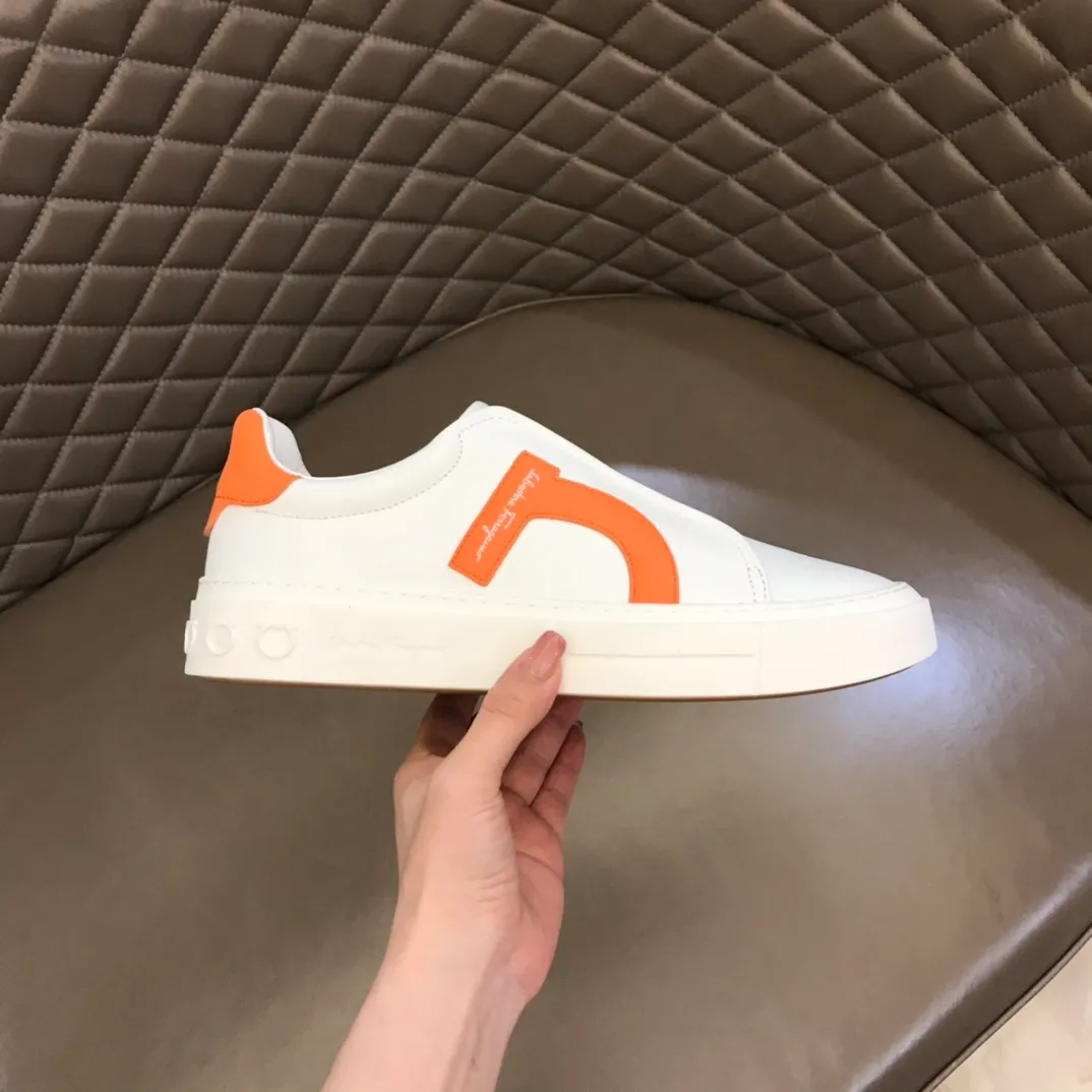 p400【Salvatore Ferraga**】New men's low-top casual shoes! Top-quality cow products, original lasts, made of imported cowhide, first-class texture, first-layer sheepskin lining! Original outsole! The details are exquisite and the style is versatile and upscale! Decorated with a three-dimensional Gancini logo, the back of the tongue and lace-up piping add a pop of color. The high-tech sole features a holographic pattern and Gancini details, making it ideal for a practical yet stylish everyday look. Code number 38-44 (45 can be customized)